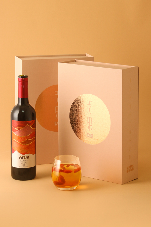 精选头茬贡果2盒+阿图斯佳美娜干红葡萄酒1瓶